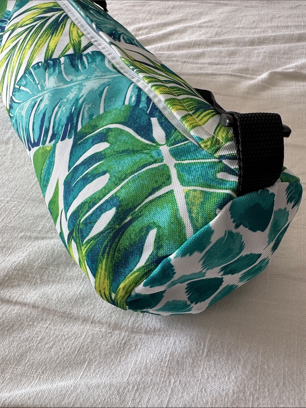 π΄ EUC Isaac Mizrahi Reversible Beach Blanket with Carry Bag β 60β x 70β - Picture 7 of 7